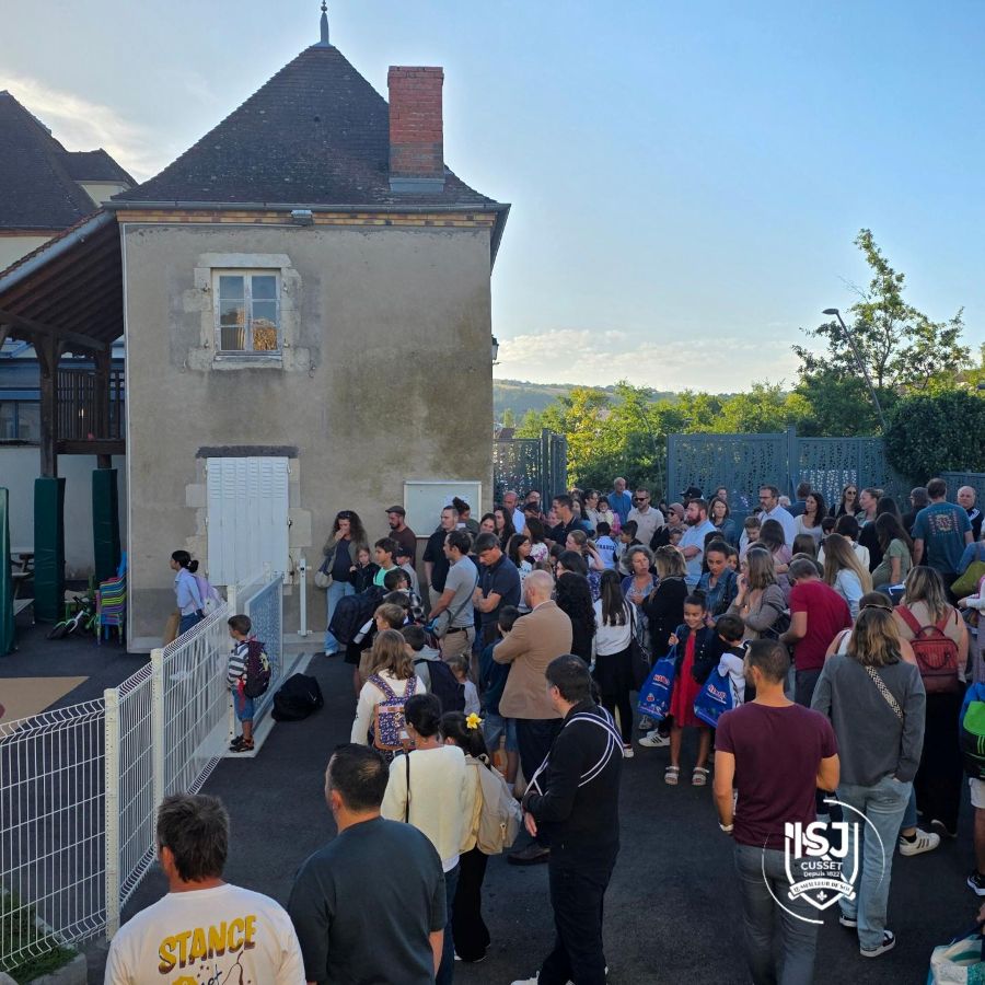 Rentrée 2026 à Saint-Joseph Cusset avec les élèves réunis dans la cour de l'établissement